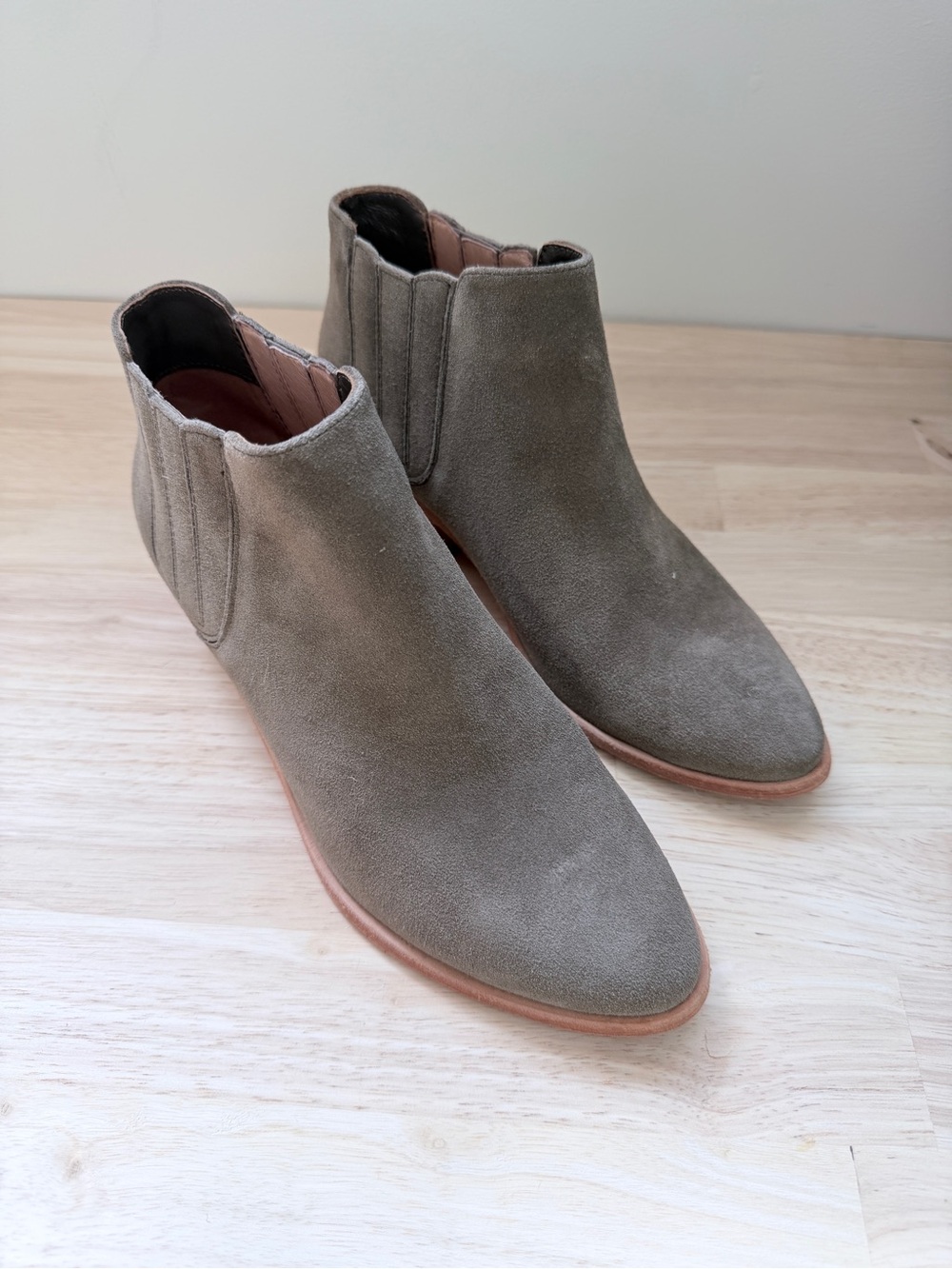 Joie Barlow Suede Ankle Booties Taupe Grey Chelsea Boots EU 36.5 |